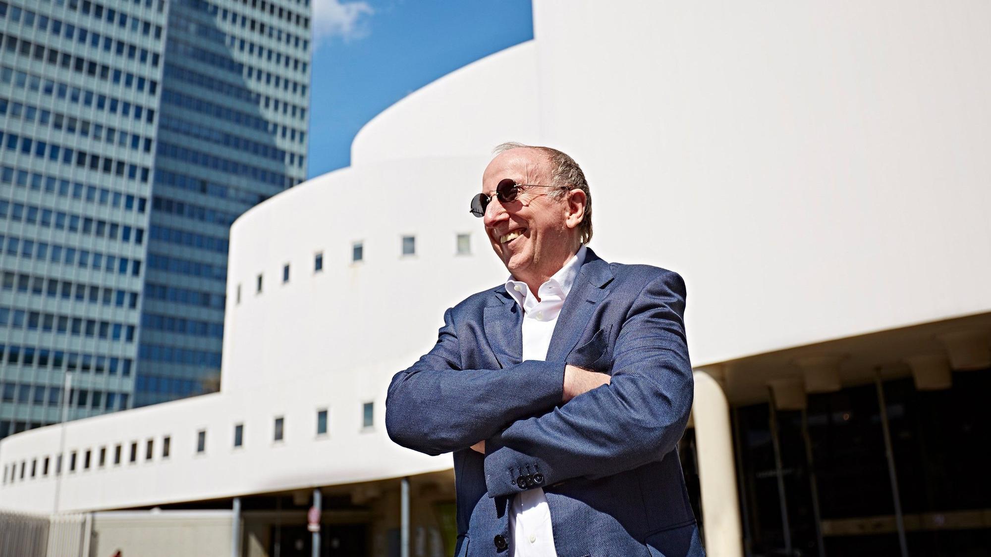 Wilfried Schulz
steht mit Sonnenbrille vor dem Eingang des Düsseldorfer Schauspielhauses.