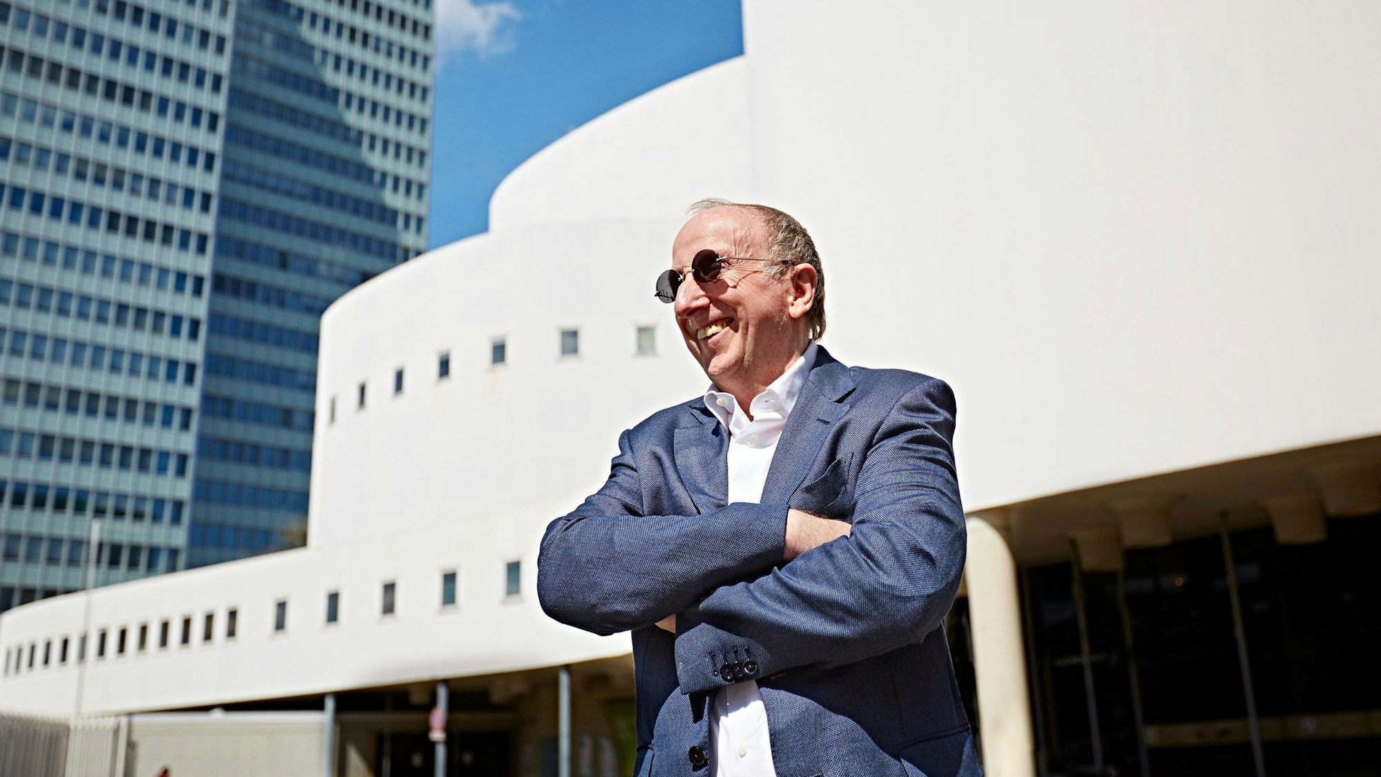 Wilfried Schulz
steht mit Sonnenbrille vor dem Eingang des Düsseldorfer Schauspielhauses.