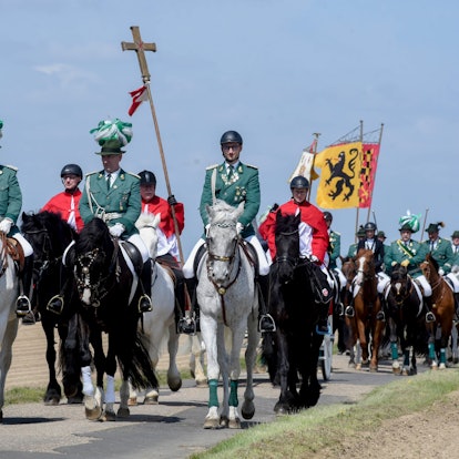 Das Foto zeigt die Reiterpilger hoch zu Ross. Angeführt wurden sie von den Sebastianus-Schützen in blauen Uniformen, die Kunibertus Schützen in Grün bildeten das Schlusslicht.