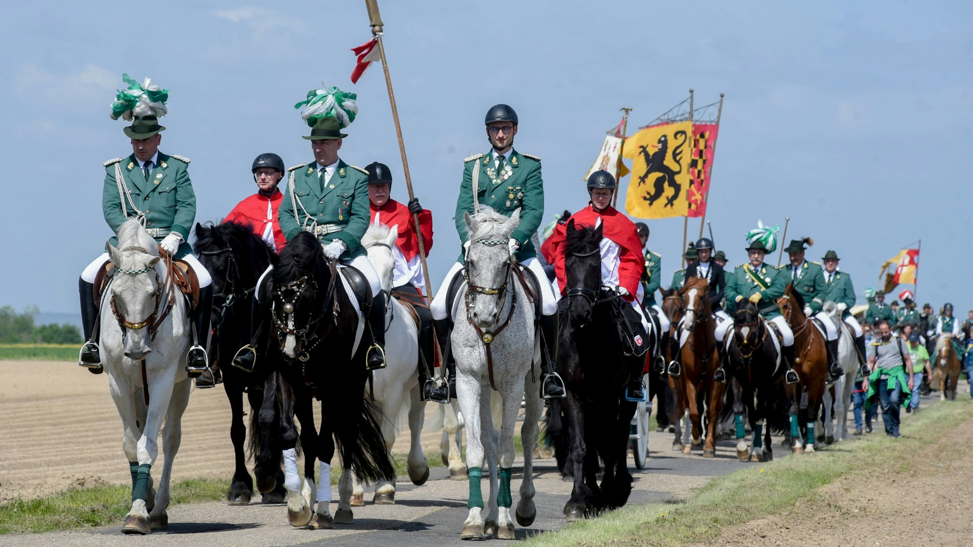 Menschen in Uniform reiten auf Pferden.