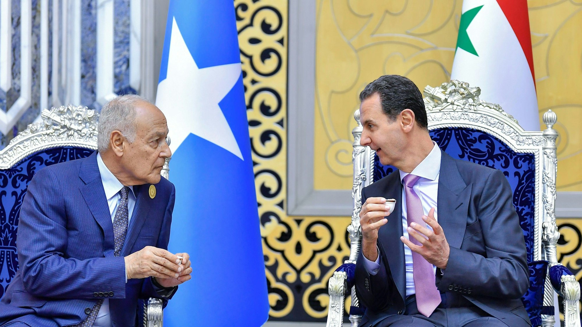 Dieses von der offiziellen Nachrichtenagentur von Saudi Arabien veröffentlichte Foto zeigt Baschar al-Assad (r), Präsident von Syrien, bei einem Treffen mit Ahmed Aboul Gheit, Generalsekretär der Arabischen Liga, vor dem 32. Arabischen Gipfel.