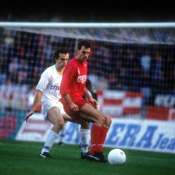 Frank Neubarth von Werder Bremen kämpft mit Frank Ordenewitz vom 1. FC Köln in einem Bundesliga-Spiel im Oktober 1991 um den Ball.