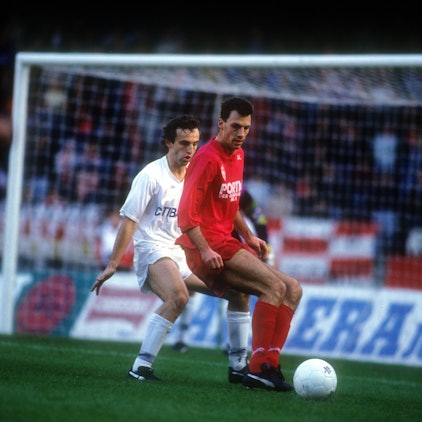 Frank Neubarth von Werder Bremen kämpft mit Frank Ordenewitz vom 1. FC Köln in einem Bundesliga-Spiel im Oktober 1991 um den Ball.