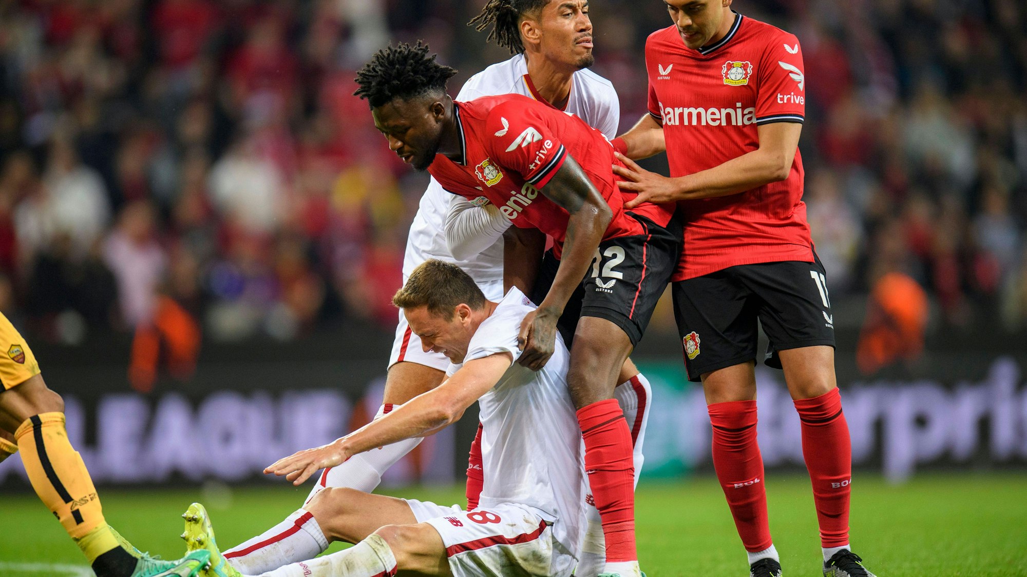 Ein häufig gesehenes Bild an diesem Europapokalabend: ein Spieler der AS Rom liegt auf dem Boden.