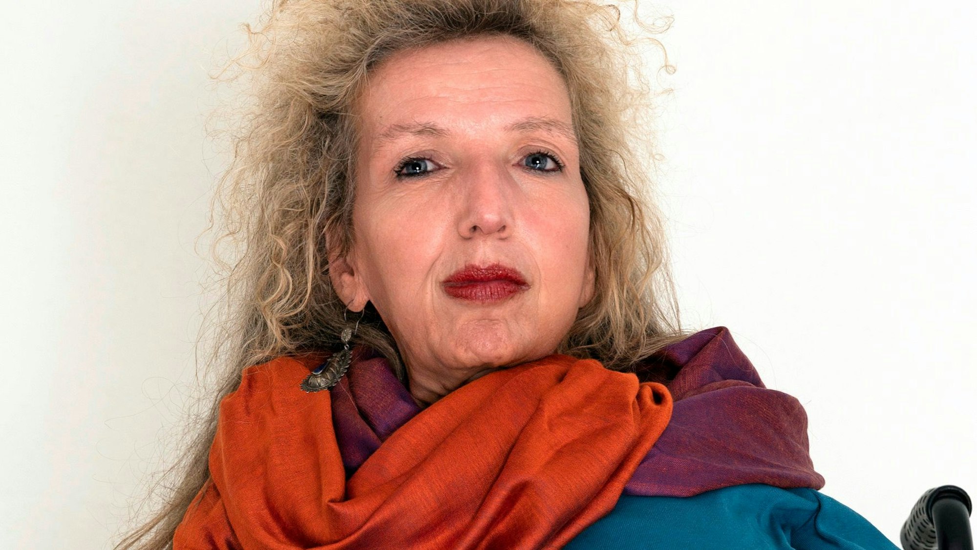 Gerda König erhält den Ehrenpreis des Kölner Kulturpreises, sie trägt einen roten Schal auf blauem Oberteil.