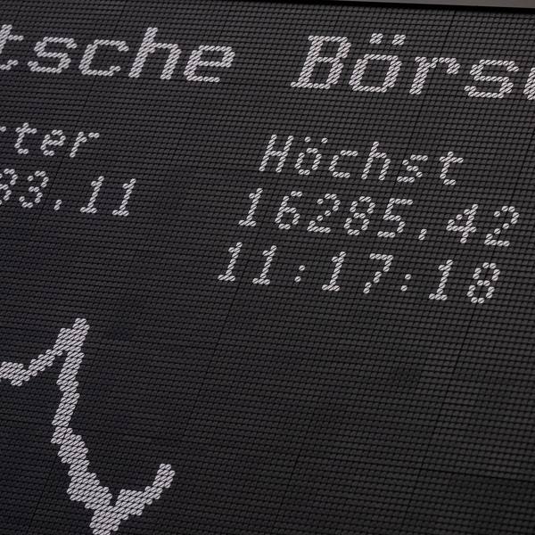 Der Aktienindex DAX auf der Anzeigetafel an der Börse. (Archivbild)