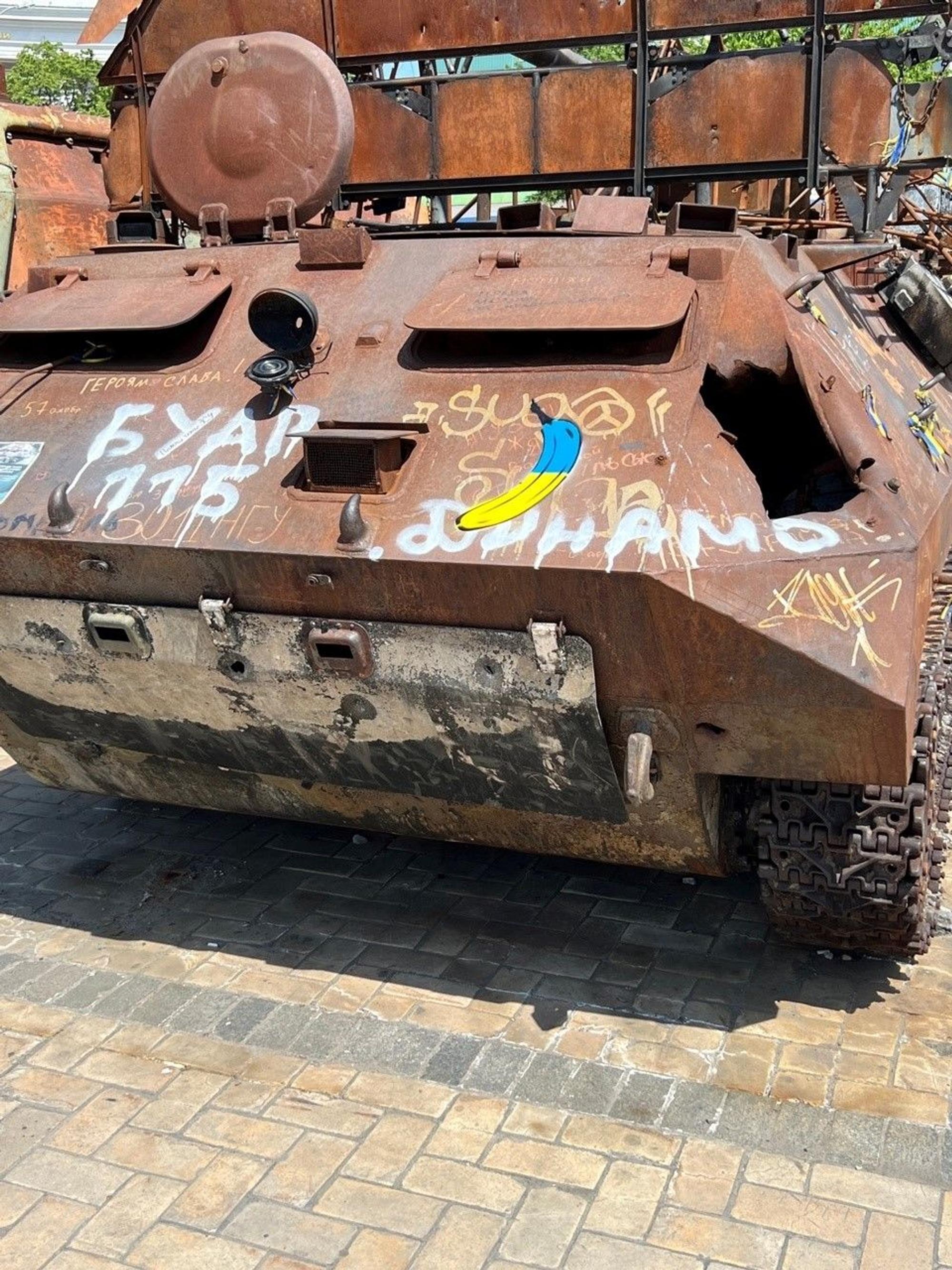 Eine Friedensbanane an einem ausrangierten Panzer.