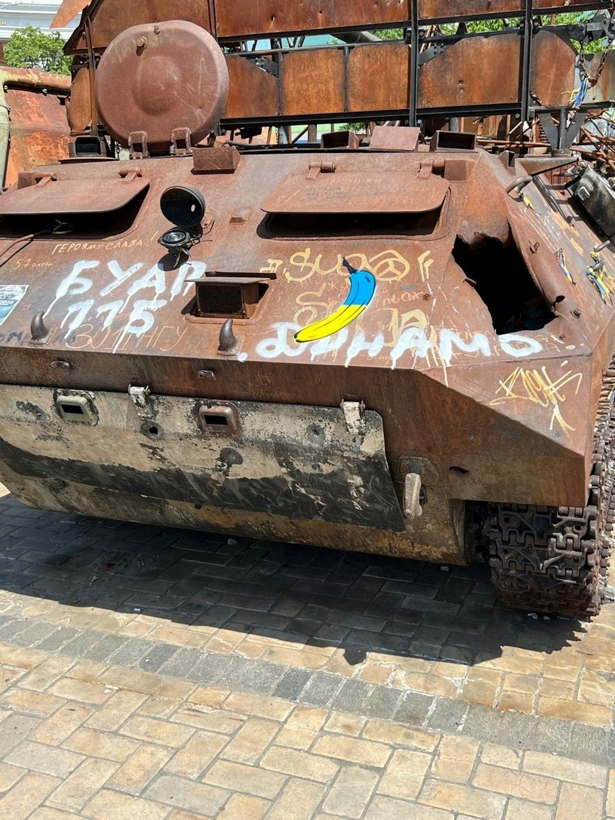 Eine Friedensbanane an einem ausrangierten Panzer.