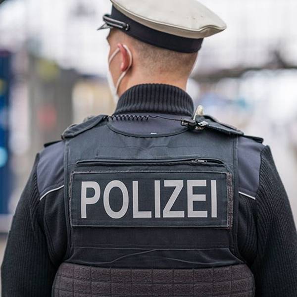 Ein Polizist steht am Hauptbahnhof