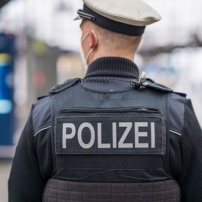 Ein Polizist steht am Hauptbahnhof