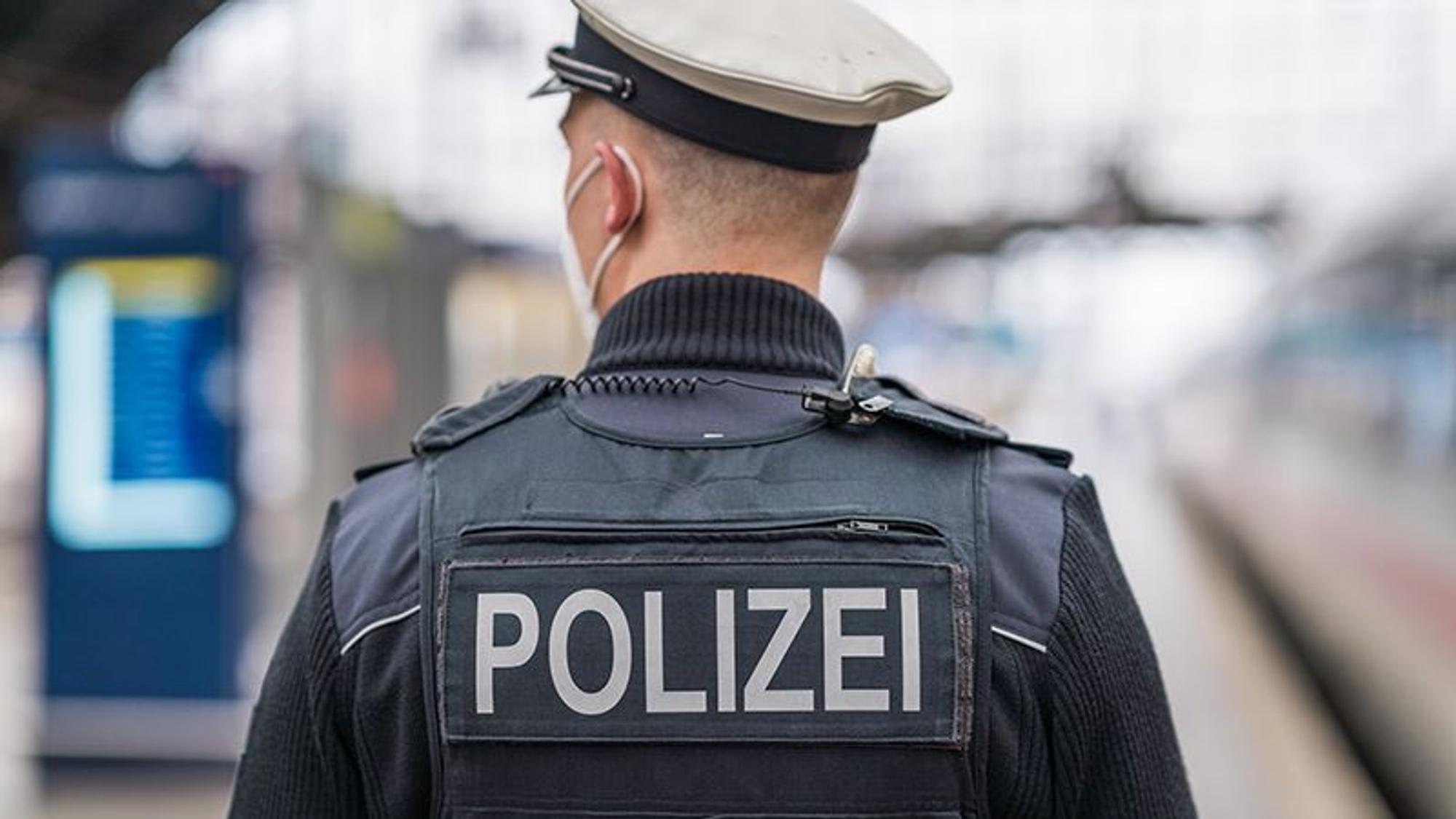 Ein Polizist am Kölner Hauptbahnhof (Symbolbild)