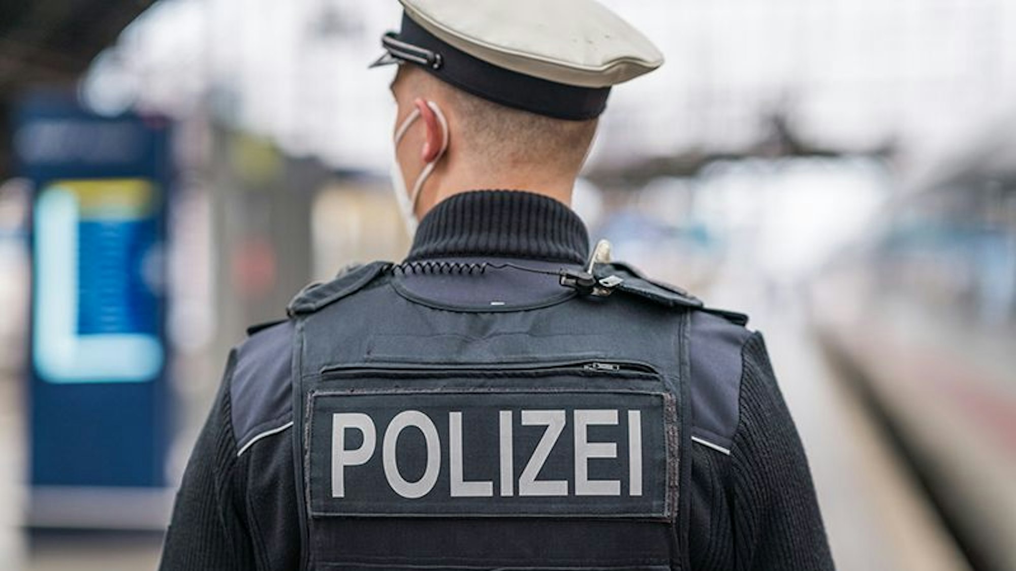 Ein Polizist am Kölner Hauptbahnhof (Symbolbild)