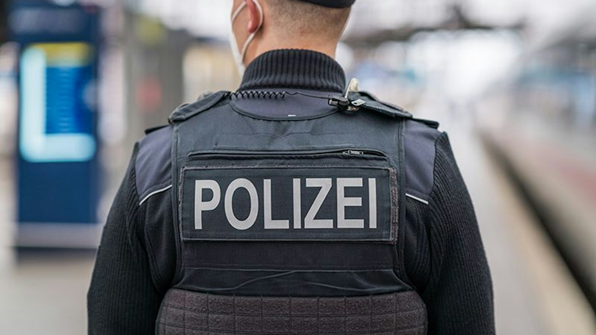 Ein Polizist steht am Hauptbahnhof