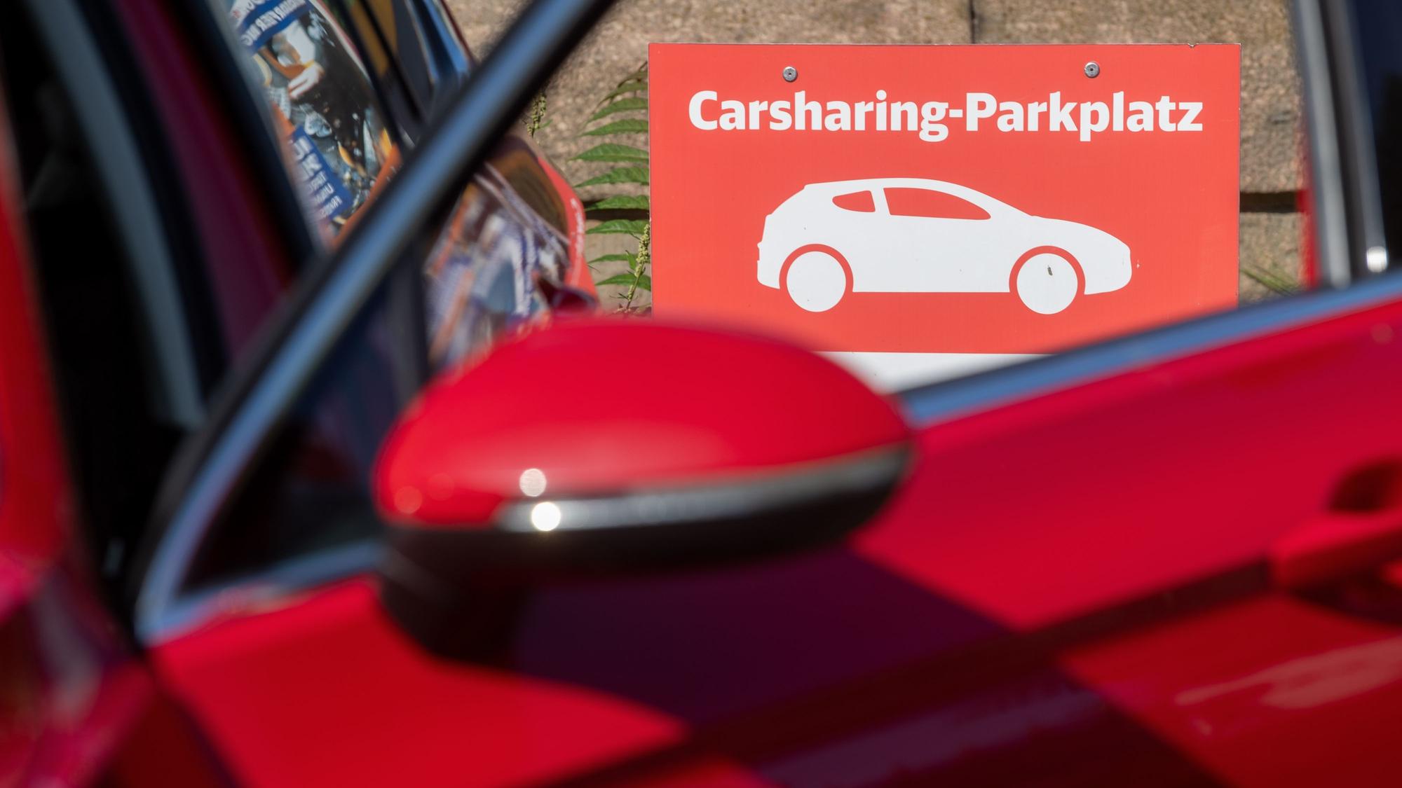 Ein PKW parkt auf einem Parkplatz eines Carsharing-Anbieters.
