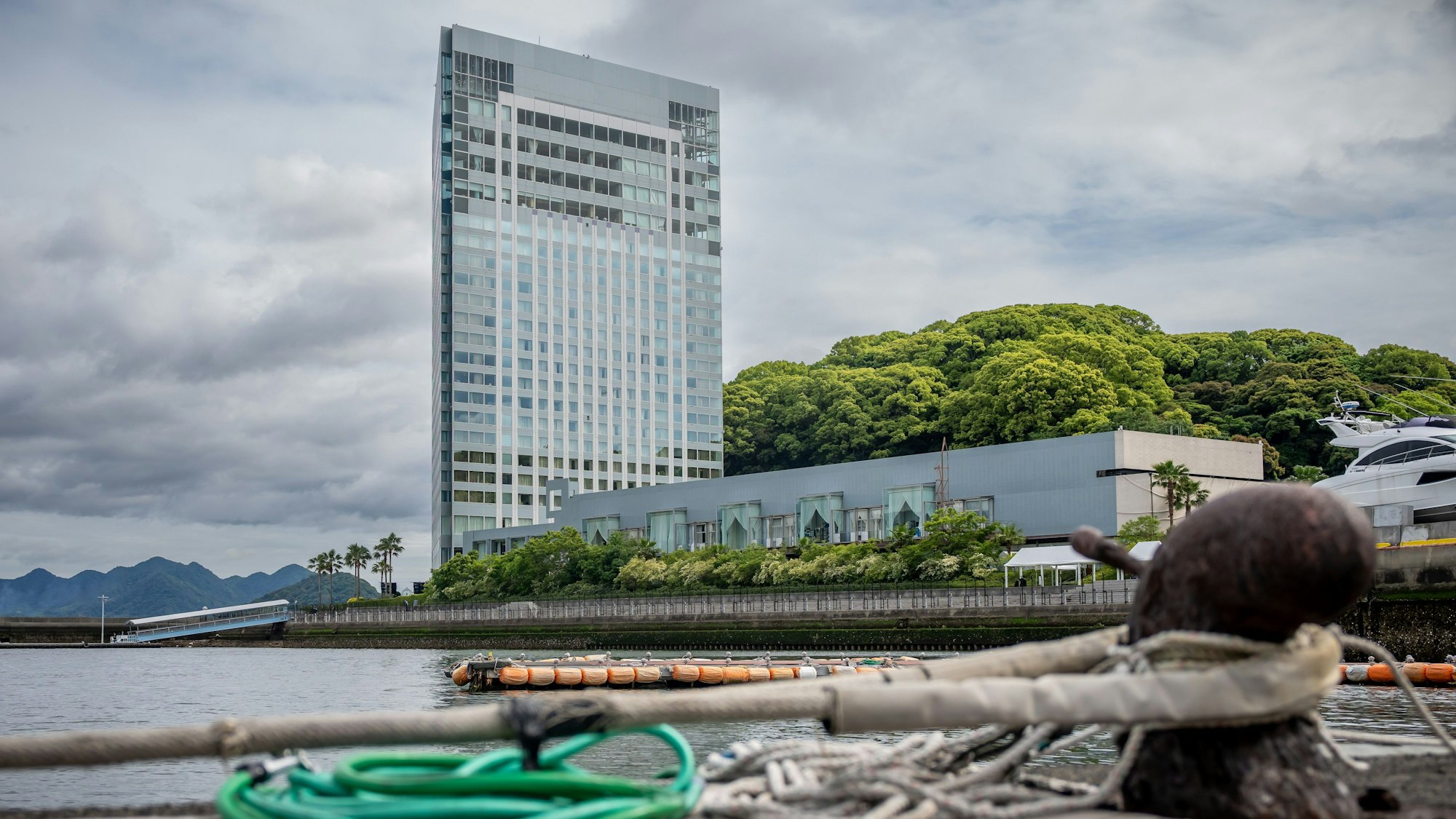 Das Prince Hotel, vor grauem Himmel und umgeben von Grün.