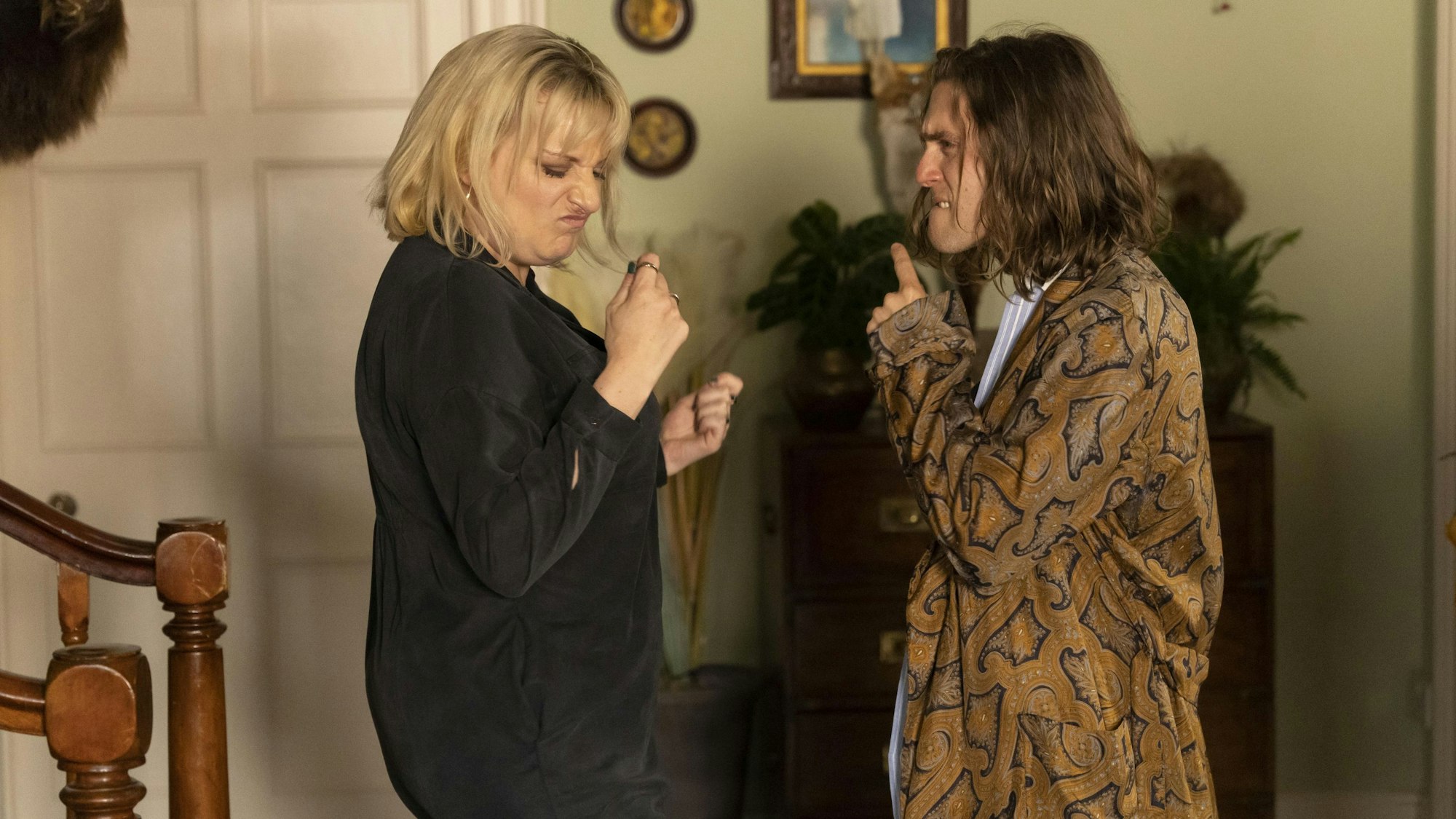 Ein Mann und eine Frau tanzen.