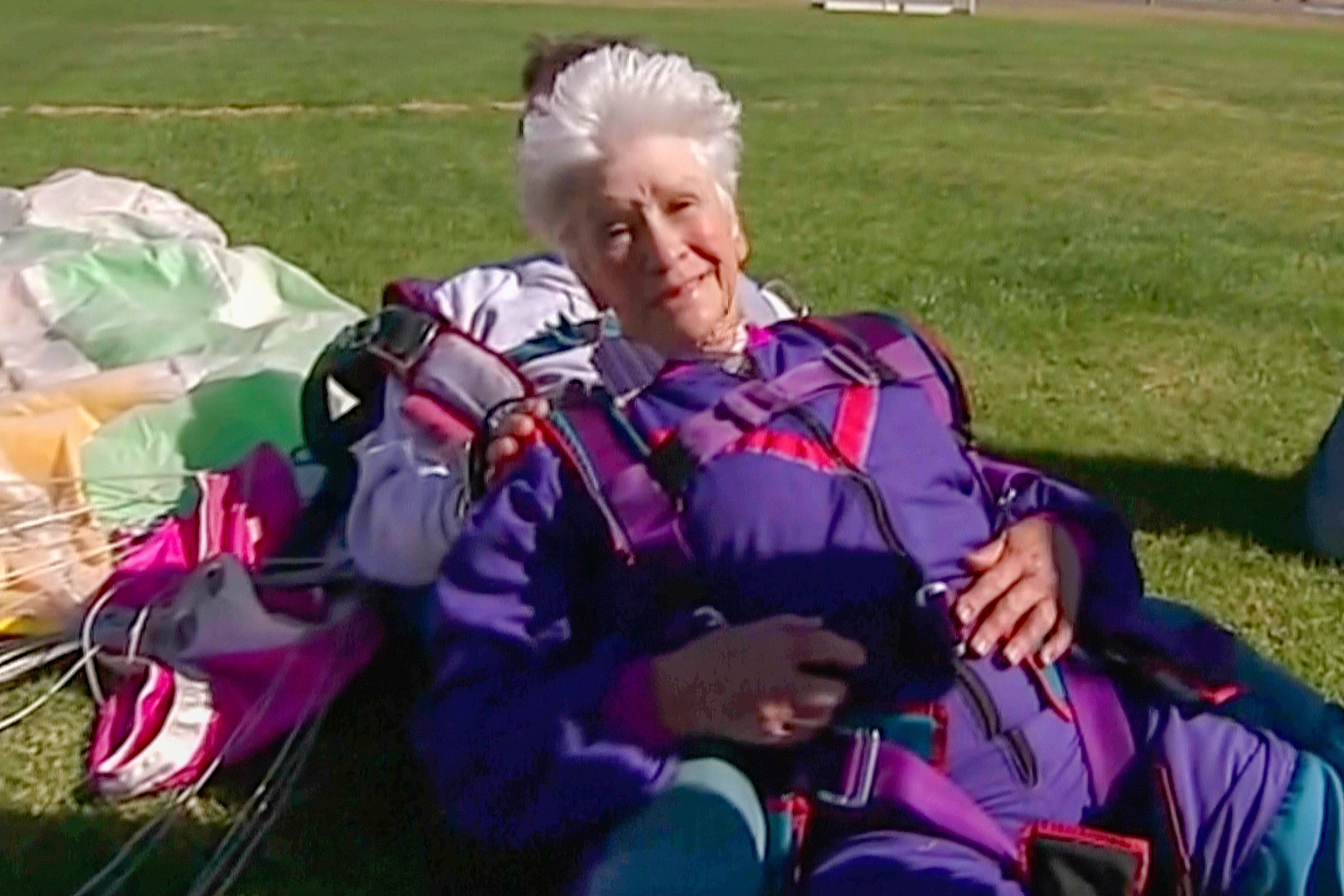 Clare Nowland erreichte in Australien Bekanntheit mit einem Fallschirmsprung anlässlich ihres 80. Geburtstag. Die mittlerweile 95-Jährige kämpft um ihr Überleben, nachdem die australische Polizei Taser gegen sie eingesetzt hat. (Archivbild)