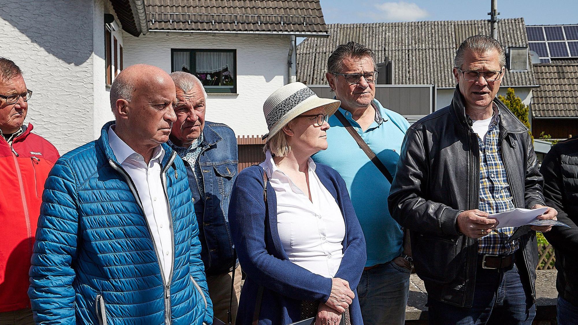 Aktion in Marmagen: der AfD-Bundestagsabgeordnete Rüdiger Lucassen (l.) und AfD-Kreissprecher Frank Poll (r.).