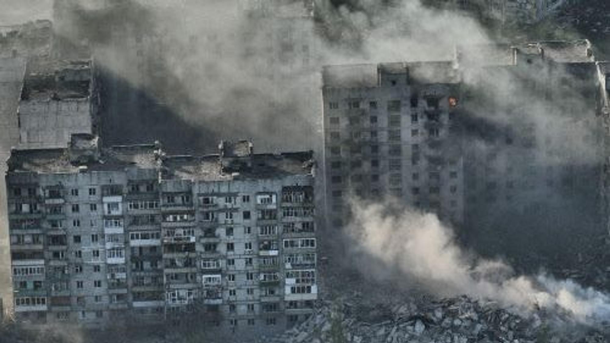 Ukraine, Bachmut: Rauch steigt aus Gebäuden in Bachmut in der Region Donezk auf.