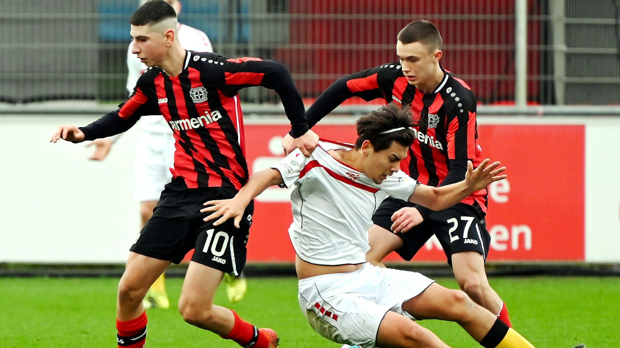 Fußball
B-Junioren Bundesliga West
Bayer 04 Leverkusen - SC Fortuna Köln
links: Enes Yilmaz (Bayer)
mitte: Leon Caliskan (Köln)
rechts: Raoul Petak (Bayer)
Foto: Uli Herhaus