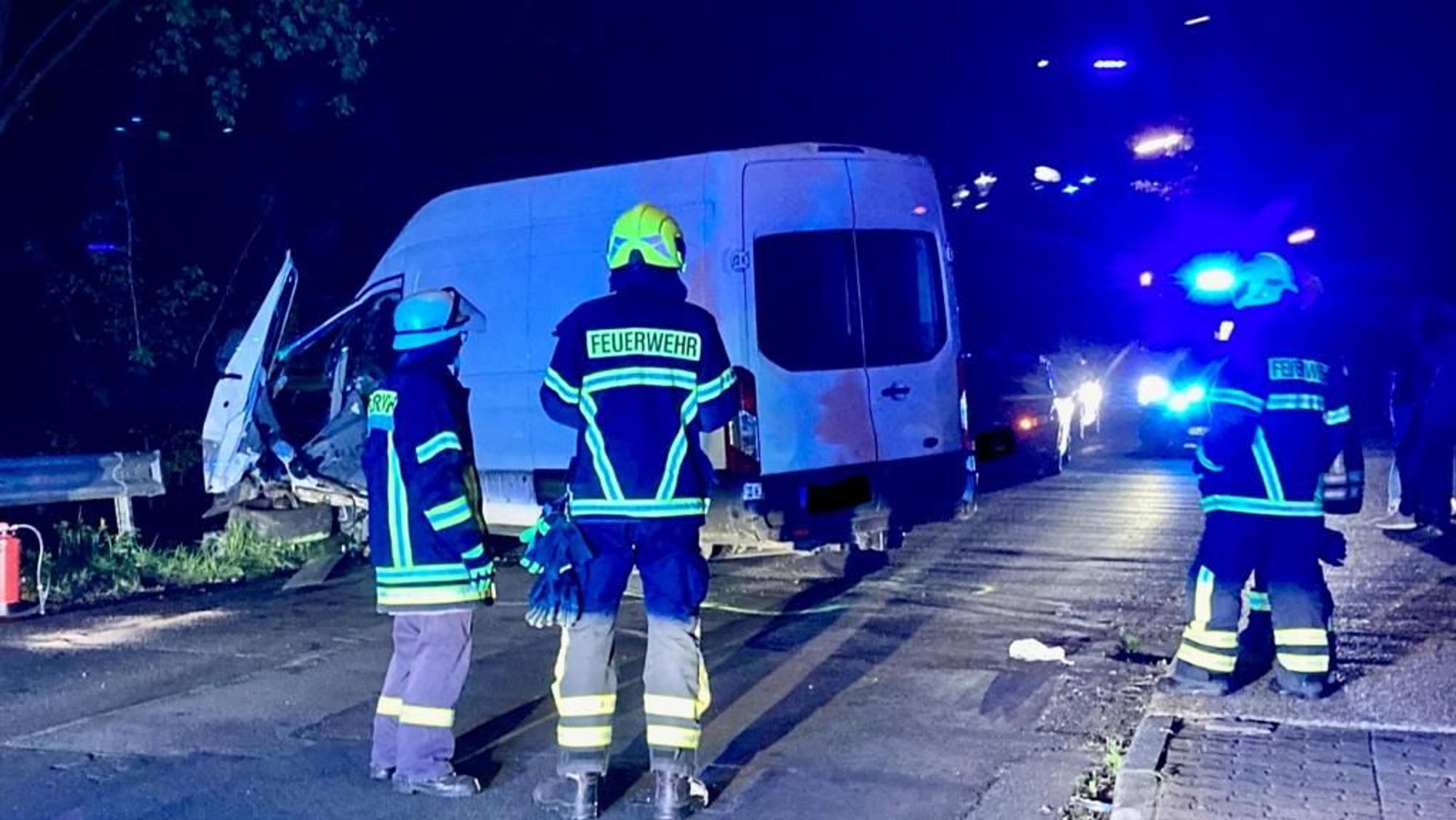 Feuerwehrleute aus Windeck vor dem zerstörten Ford Transit