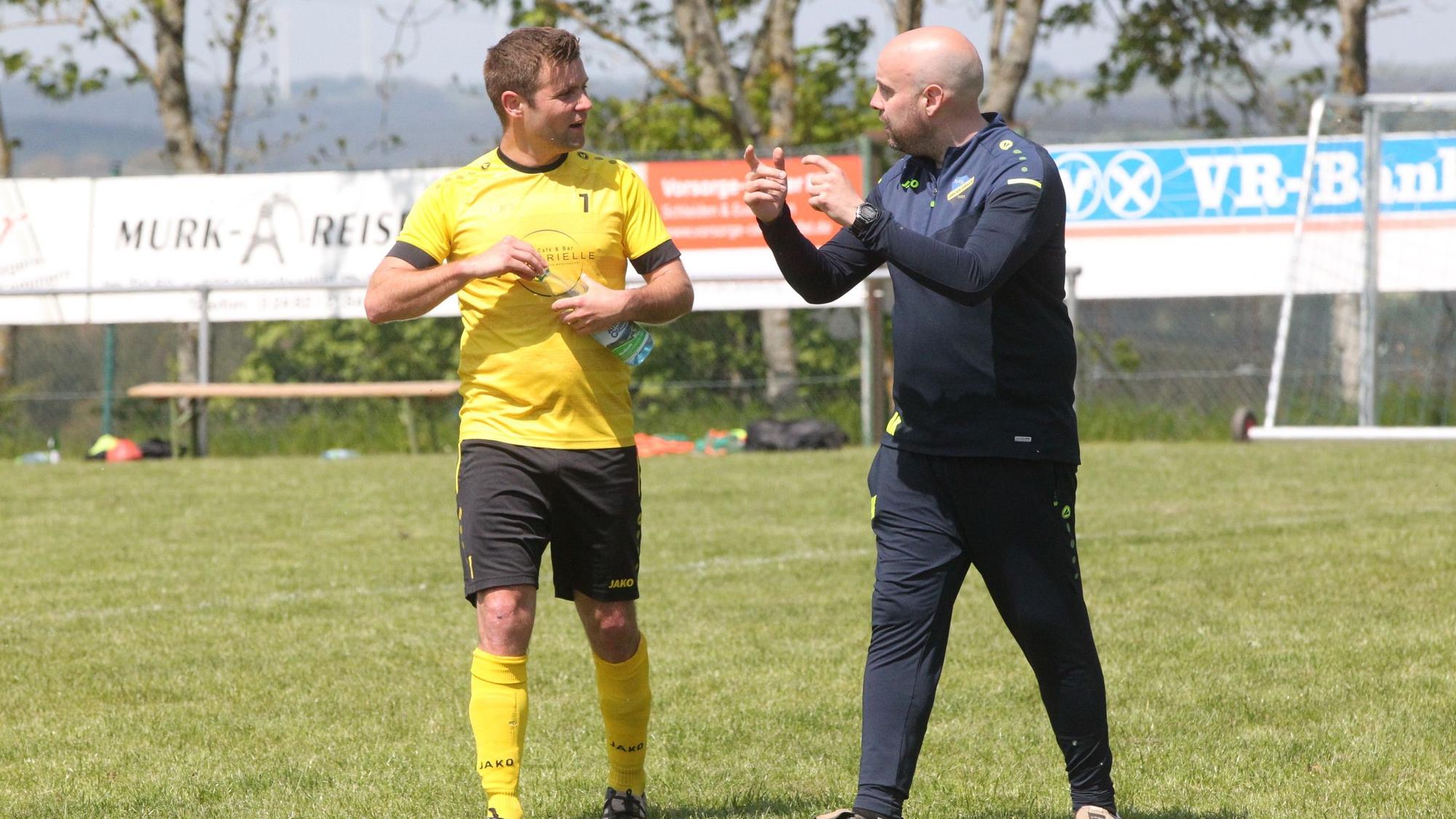 André Knips, Trainer von Ländchen-Siebrath, im Gespräch mit Bernd Jansen.