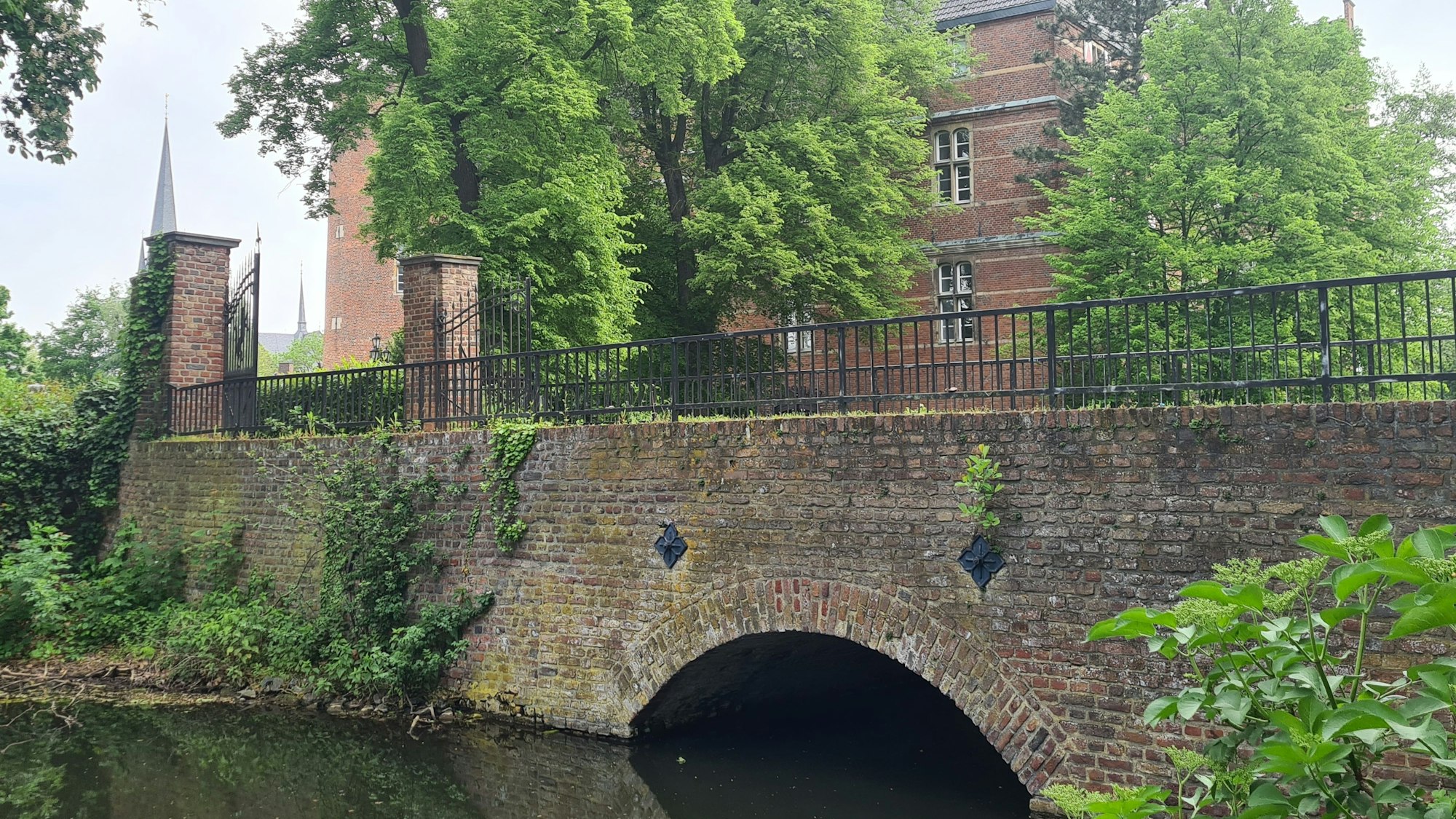 Brücke am Bedburger Schloss.