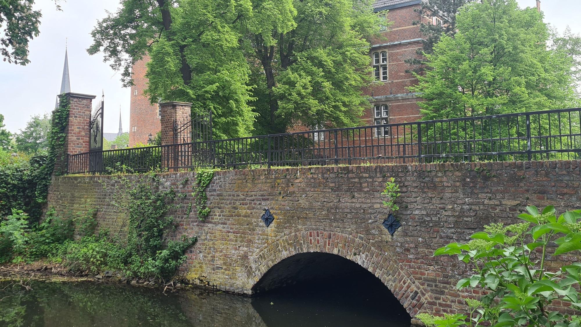 Brücke am Bedburger Schloss.