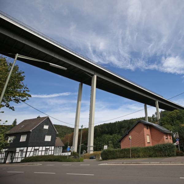 Die Brücke spannt sich hoch oben über dem Dorf Weiershagen.