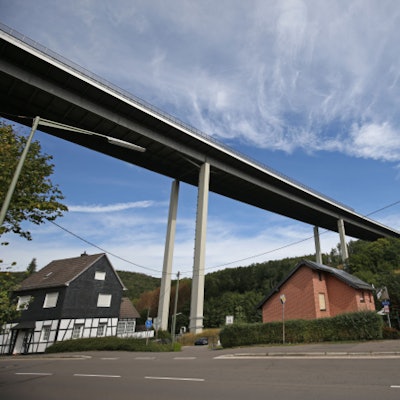 Die Brücke spannt sich hoch oben über dem Dorf Weiershagen.