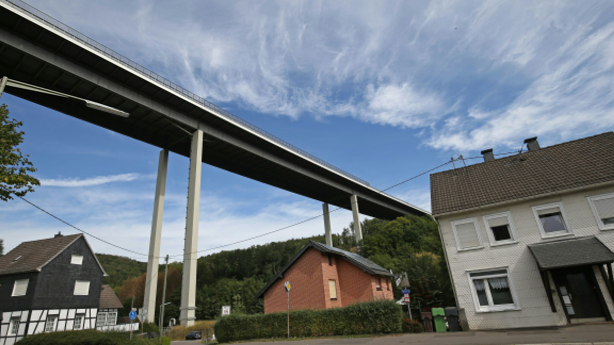 Zu sehen ist eine hohe Autobahnbrücke.
