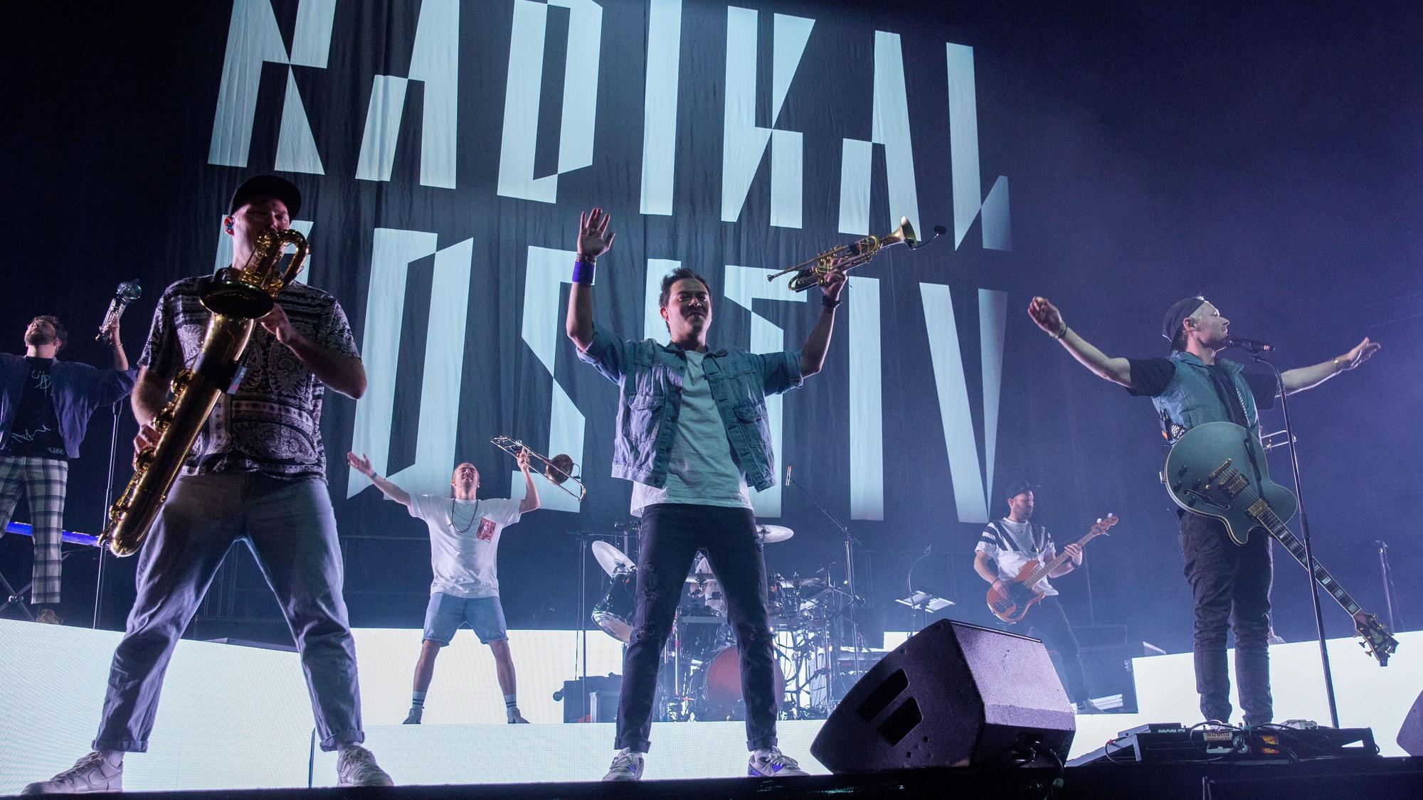 Querbeat bei ihrem Konzert „Radikal Positiv“ in der Lanxessarena.