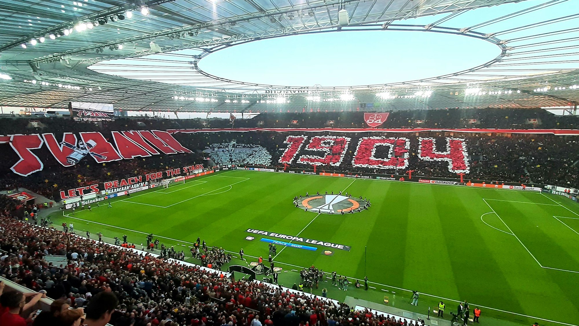 Choreografie der Fans von Bayer 04 Leverkusen vor dem Halbfinal-Rückspiel der Europa League gegen die AS Rom in der Bay-Arena.
