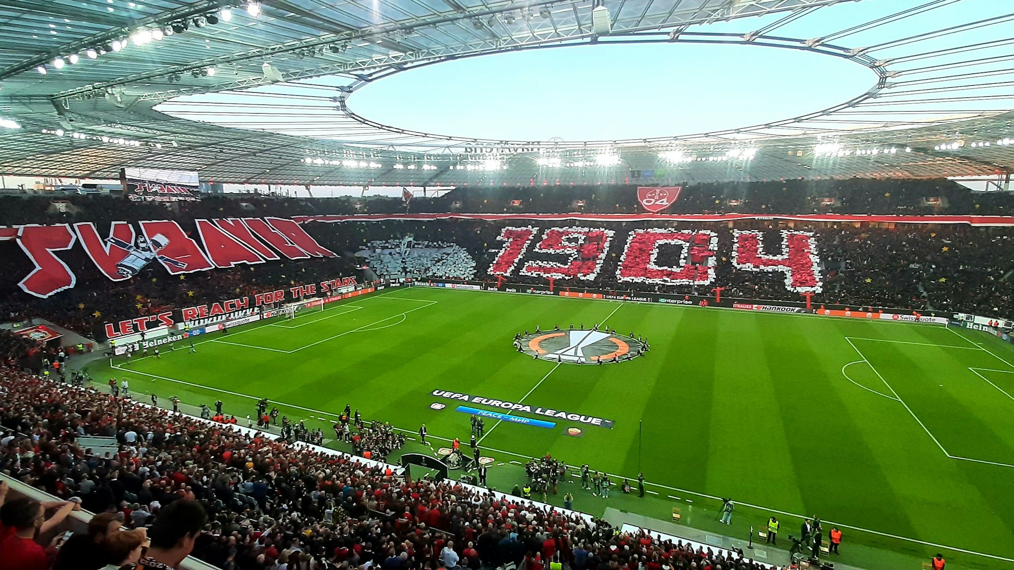 Choreografie der Fans von Bayer 04 Leverkusen vor dem Halbfinal-Rückspiel der Europa League gegen die AS Rom in der Bay-Arena.