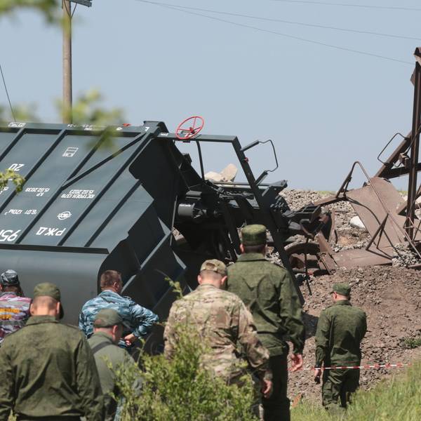 Russisches Militär und Bahnmitarbeiter inspizieren die Schäden an der Bahnstrecke auf der Krim. Am Donnerstag sind auf der von Russland illegal besetzten Halbinsel mehrere Bahnwagons entgleist.