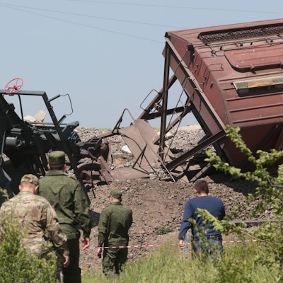 Russisches Militär und Bahnmitarbeiter inspizieren die Schäden an der Bahnstrecke auf der Krim. Am Donnerstag sind auf der von Russland illegal besetzten Halbinsel mehrere Bahnwagons entgleist.