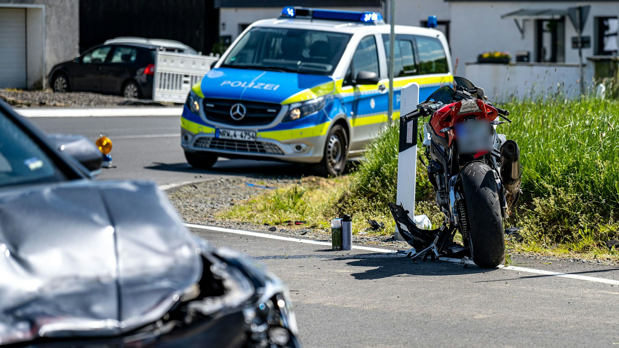 Beide Fahrzeuge wurden bei dem Unfall auf der L302 erheblich beschädigt.