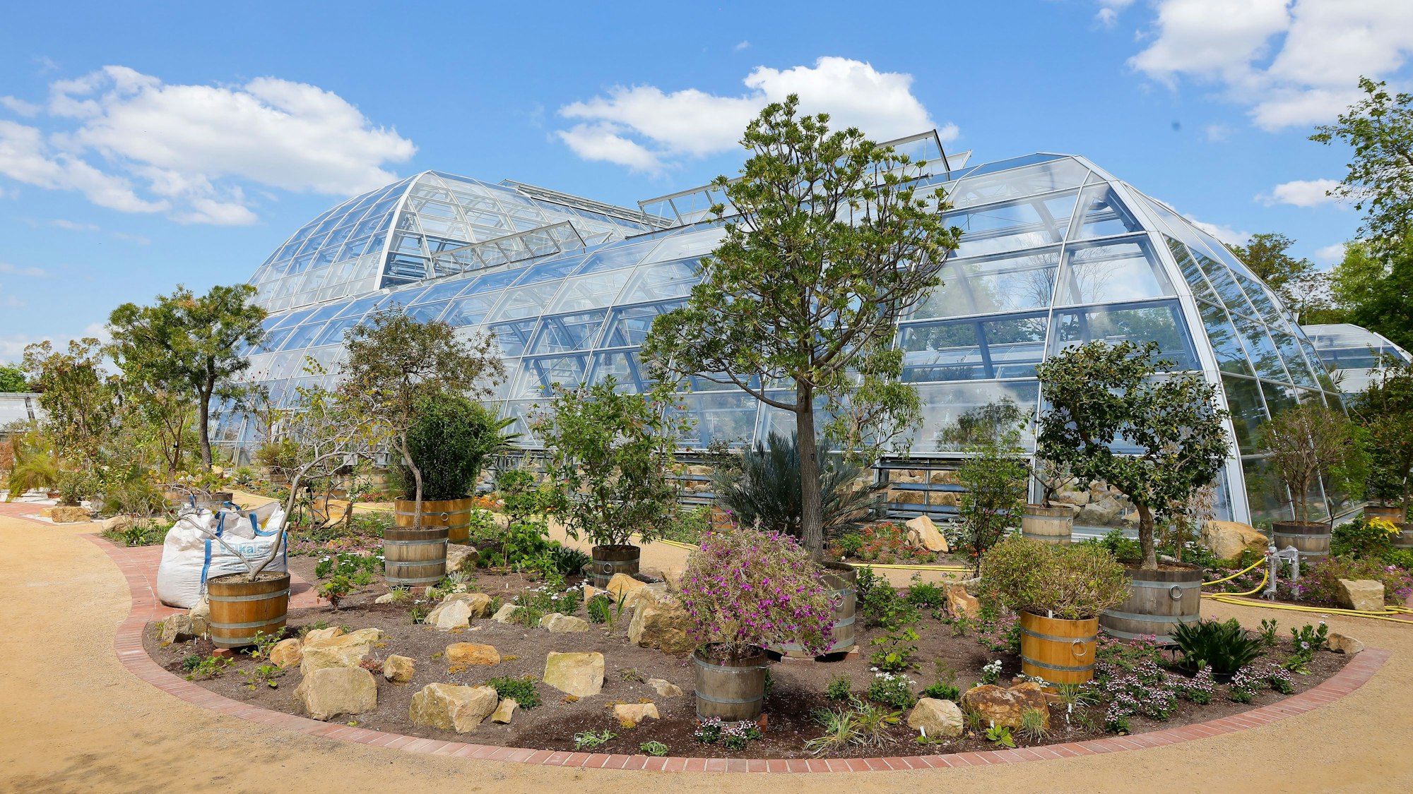 Das Bild zeigt die Schaugewächshäuser von außen.