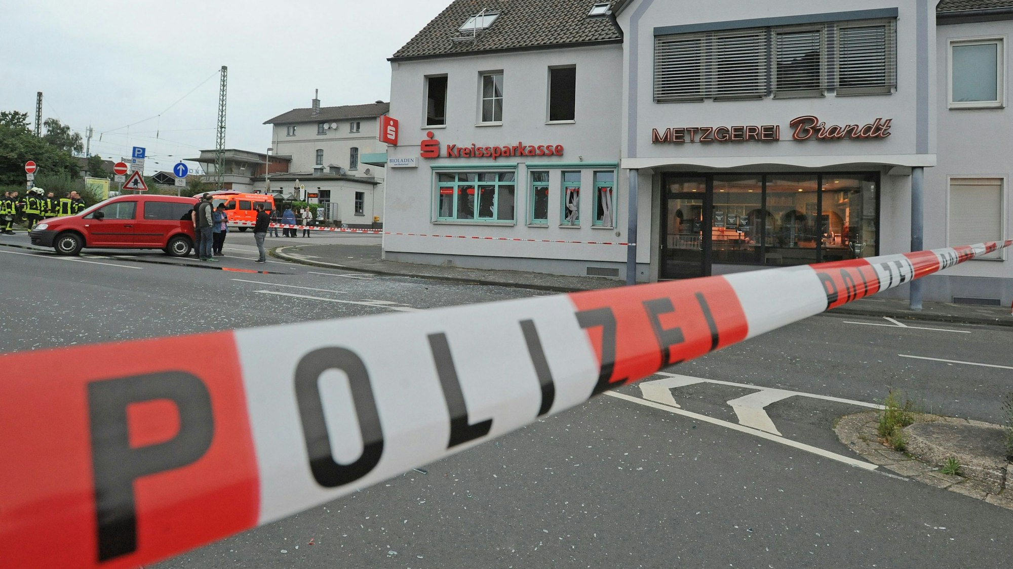 Ein Absperrband der Polizei vor der Filiale der Kreissparkasse in Leichlingen, Brückenstraße