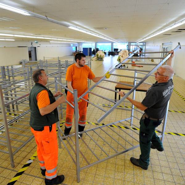 Mitarbeiter des Bauhofs 2015 beim Bettenbau im Camp im früheren Aldi-Markt an der Brückenstraße.
