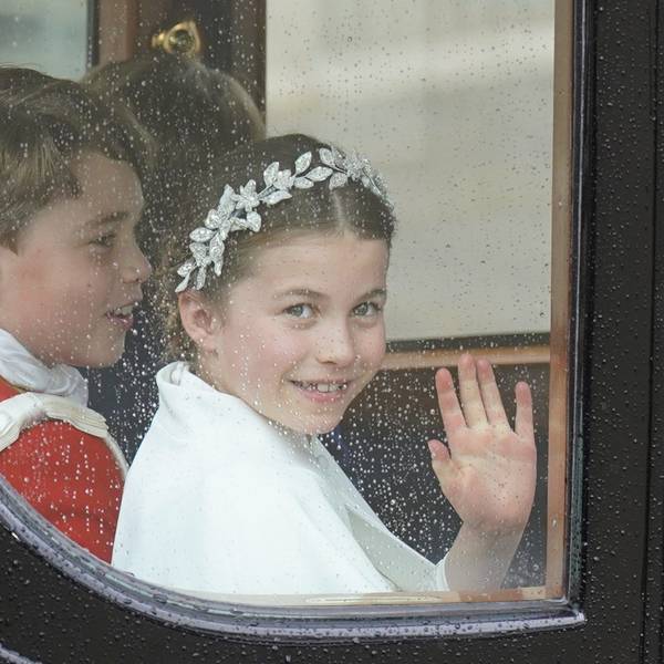Prinzessin Charlotte und Prinz George kehren nach der Krönungszeremonie von König Charles III. und Königin Camilla mit der Kutsche zum Buckingham Palace zurück.