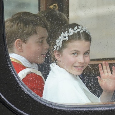 Prinzessin Charlotte und Prinz George kehren nach der Krönungszeremonie von König Charles III. und Königin Camilla mit der Kutsche zum Buckingham Palace zurück.