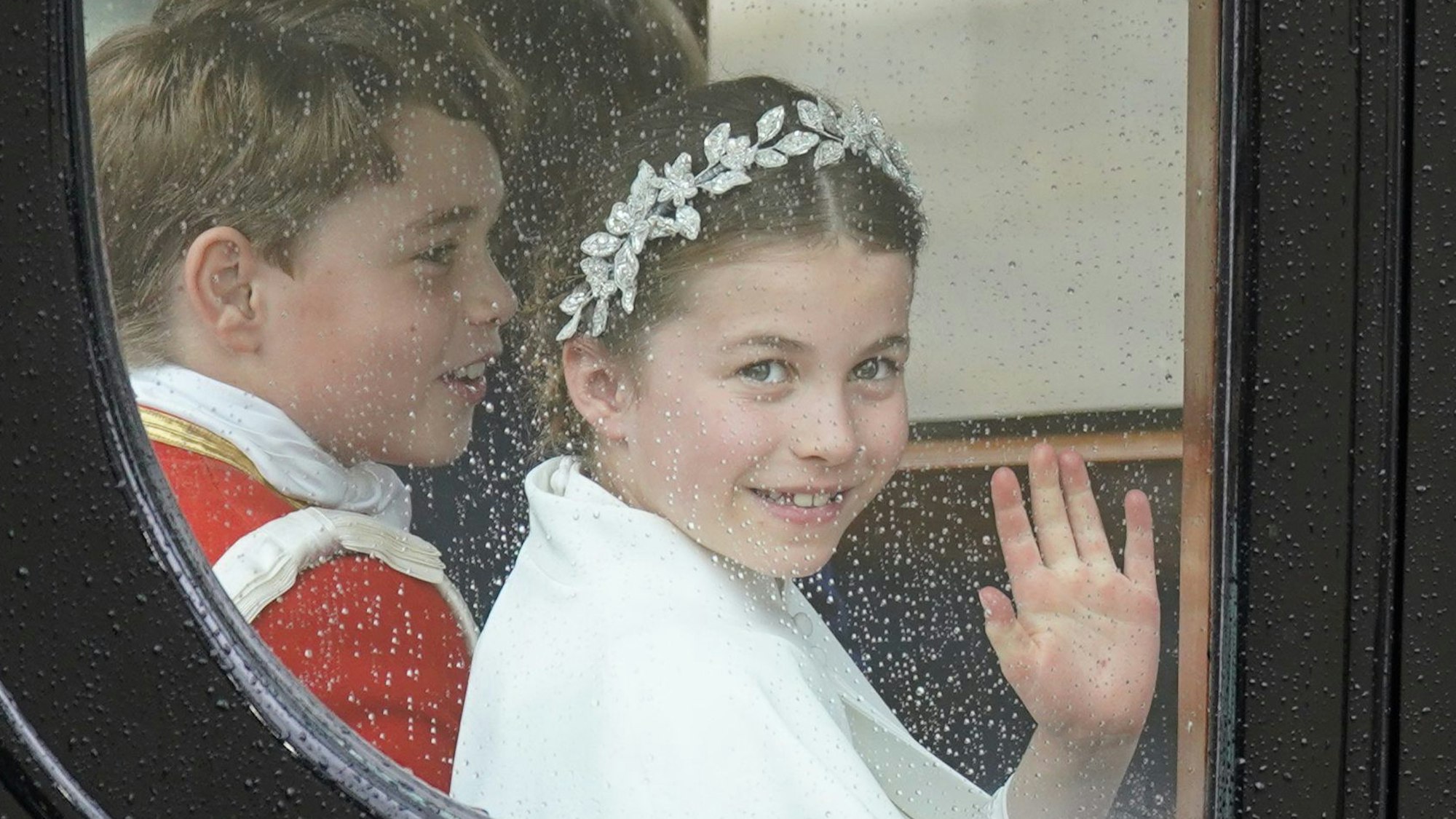 Prinzessin Charlotte und Prinz George kehren nach der Krönungszeremonie von König Charles III. und Königin Camilla mit der Kutsche zum Buckingham Palace zurück.