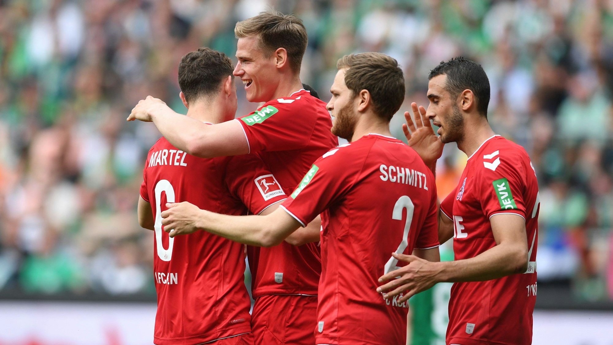 Kölns Steffen Tigges (2.vl.) freut sich mit Eric Martel (l), Benno Schmitz und Denis Huseinbasic über sein Tor zum 0:1.