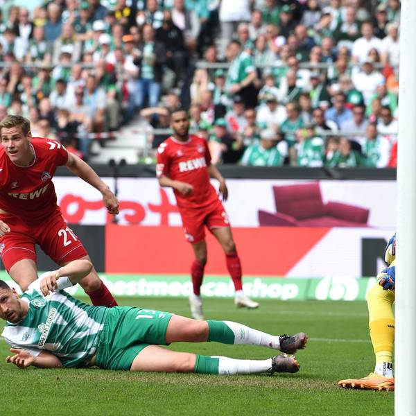 Kölns Steffen Tigges (l) erzielt gegen Werders Milos Veljkovic und Torwart Jiri Pavlenka (r) das Tor zum 0:1.