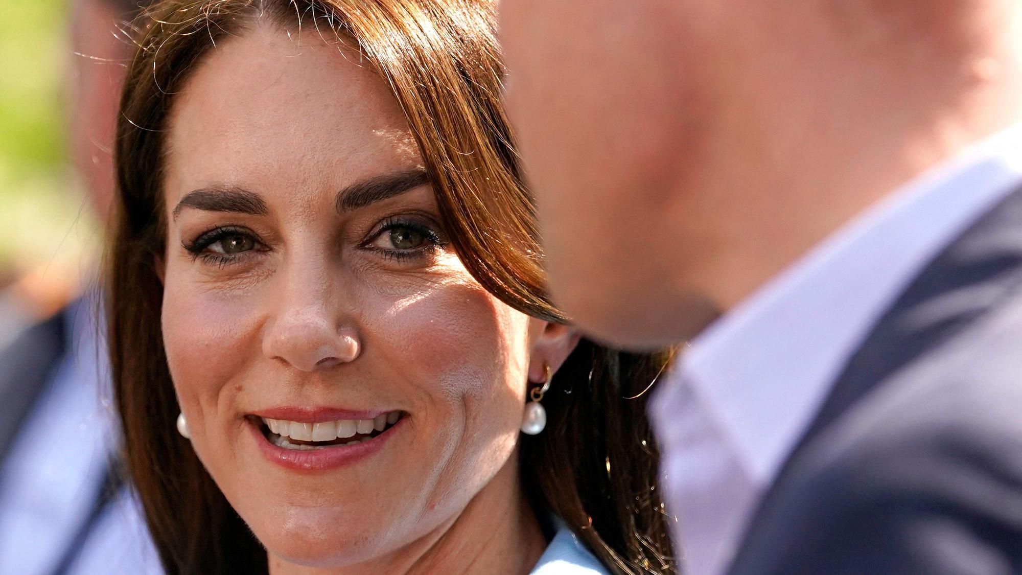 Prinzessin Kate lächelt.
