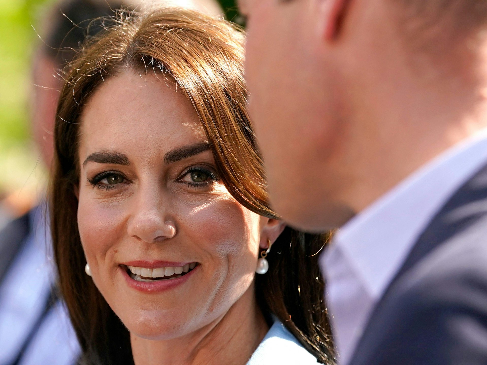Kate, Prinzessin von Wales (l) und William, Prinz von Wales, treffen am 7. Mai 2023 vor dem Krönungskonzert auf dem Long Walk in der Nähe von Windsor Castle auf die Öffentlichkeit.