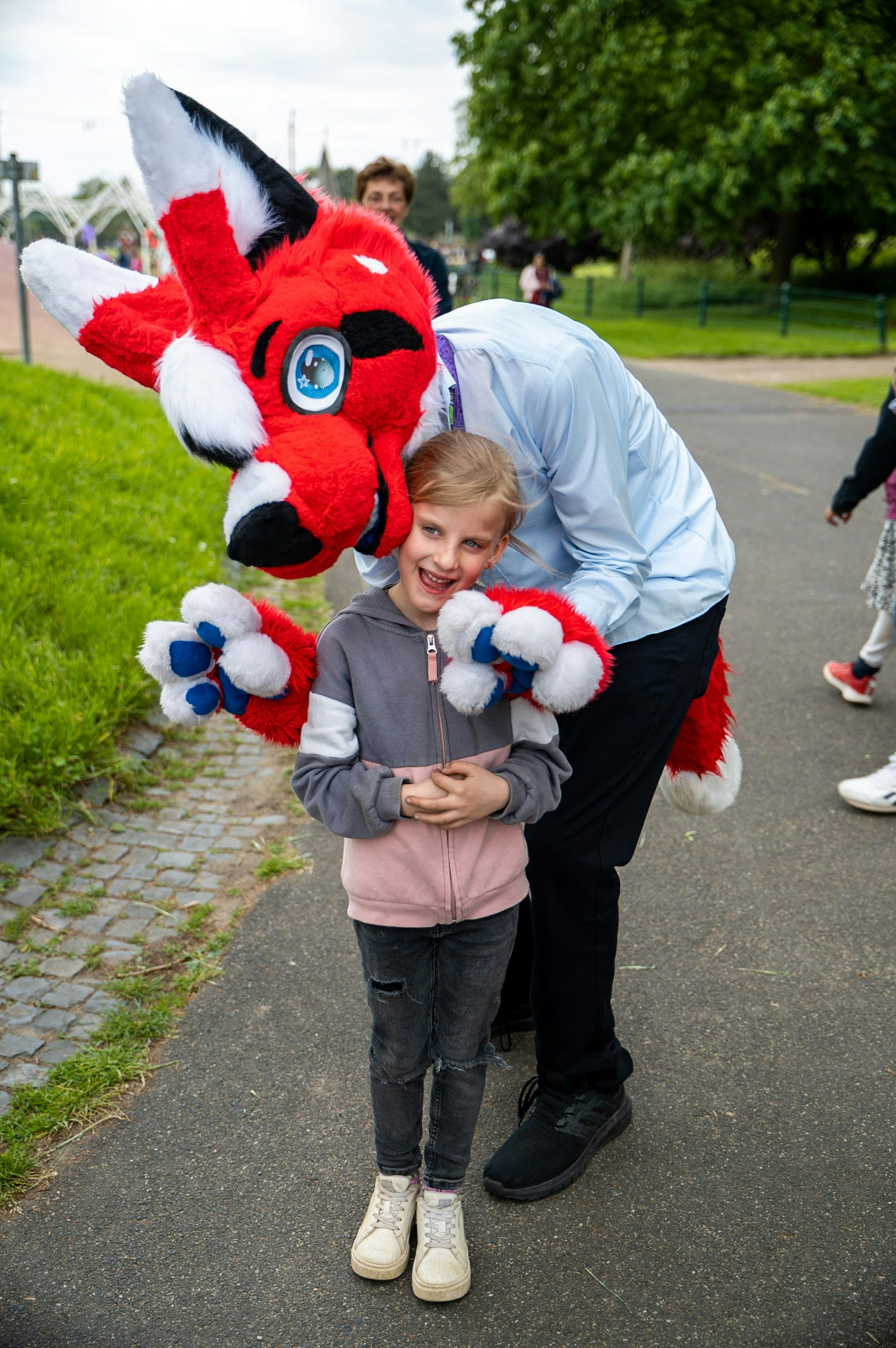 Die sechsjährige Lea posiert begeistert mit den "Furries".