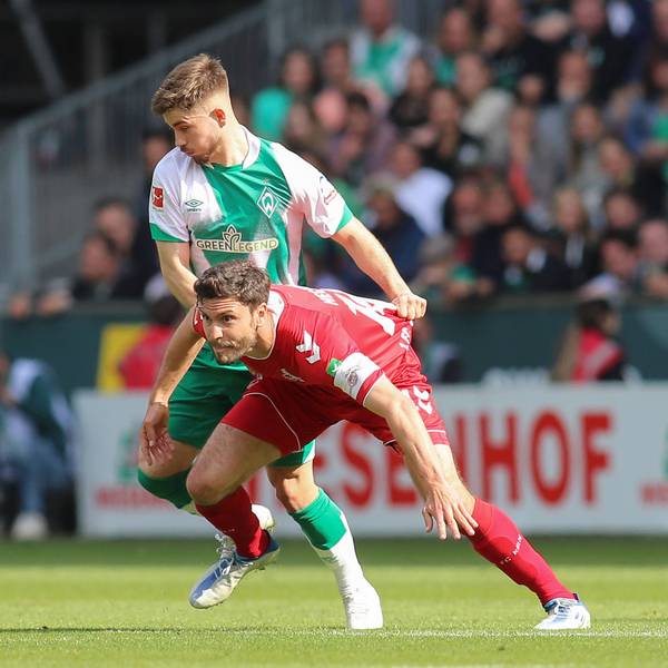 Romano Schmid im Zweikampf mit Jonas Hector