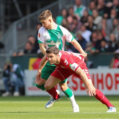 Romano Schmid im Zweikampf mit Jonas Hector